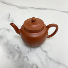 Load image into Gallery viewer, Yixing "Gong Deng" Teapot 125ml, "Zhu Ni" Clay / Mud