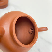 Load image into Gallery viewer, Yixing "Gong Deng" Teapot 125ml, "Zhu Ni" Clay / Mud