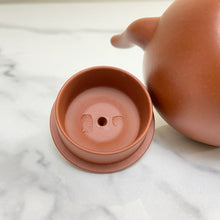 Load image into Gallery viewer, Yixing "Gong Deng" Teapot 125ml, "Zhu Ni" Clay / Mud