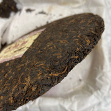 Load image into Gallery viewer, 2014 DaYi "Hong Yu" (Red Jade) Cake 357g Puerh Shou Cha Ripe Tea