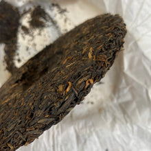 Load image into Gallery viewer, 2014 DaYi "Meng Hai Zhi Xing" (Star of Menghai) Cake 357g Puerh Shou Cha Ripe Tea