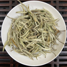 Carica l'immagine nel visualizzatore di Gallery, 2026 Early Spring White Tea "Da Bai Ya - Yue Guang Bai" (Giant White Bud - Moonlight) A++ Grade, Loose Leaf Tea, JingGu BaiCha, YunNan Province.