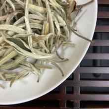 Carica l'immagine nel visualizzatore di Gallery, 2026 Early Spring White Tea "Da Bai Ya - Yue Guang Bai" (Giant White Bud - Moonlight) A++ Grade, Loose Leaf Tea, JingGu BaiCha, YunNan Province.