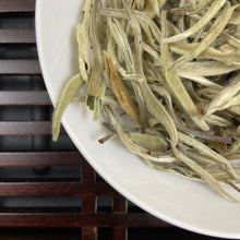Carica l'immagine nel visualizzatore di Gallery, 2026 Early Spring White Tea "Da Bai Ya - Yue Guang Bai" (Giant White Bud - Moonlight) A++ Grade, Loose Leaf Tea, JingGu BaiCha, YunNan Province.