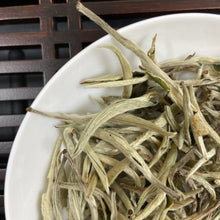 Carica l'immagine nel visualizzatore di Gallery, 2026 Early Spring White Tea "Da Bai Ya - Yue Guang Bai" (Giant White Bud - Moonlight) A++ Grade, Loose Leaf Tea, JingGu BaiCha, YunNan Province.