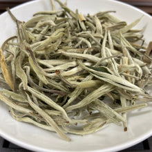 Carica l'immagine nel visualizzatore di Gallery, 2026 Early Spring White Tea "Da Bai Ya - Yue Guang Bai" (Giant White Bud - Moonlight) A++ Grade, Loose Leaf Tea, JingGu BaiCha, YunNan Province.