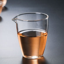 Laden Sie das Bild in den Galerie-Viewer, Borosilicate Glass "Gong Dao Bei" (Pitcher) Small 250ml, Giant 350ml