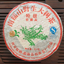 Charger l&#39;image dans la galerie, 2006 FuHai &quot;Nan Nuo Shan - Ye Sheng - Da Shu&quot; (NanNuo Mountain - Wild - Big Tree) Cake 357g Puerh Raw Tea Sheng Cha