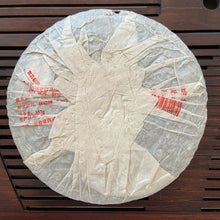 Carica l&#39;immagine nel visualizzatore di Gallery, 2006 FuHai &quot;Nan Nuo Shan - Ye Sheng - Da Shu&quot; (NanNuo Mountain - Wild - Big Tree) Cake 357g Puerh Raw Tea Sheng Cha