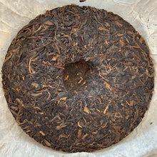 Laden Sie das Bild in den Galerie-Viewer, 2006 FuHai &quot;Nan Nuo Shan - Ye Sheng - Da Shu&quot; (NanNuo Mountain - Wild - Big Tree) Cake 357g Puerh Raw Tea Sheng Cha