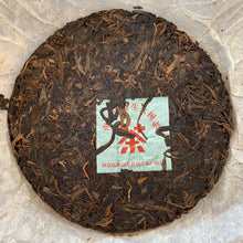 Carica l&#39;immagine nel visualizzatore di Gallery, 2006 FuHai &quot;Nan Nuo Shan - Ye Sheng - Da Shu&quot; (NanNuo Mountain - Wild - Big Tree) Cake 357g Puerh Raw Tea Sheng Cha