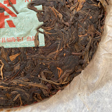 Cargar imagen en el visor de la galería, 2006 FuHai &quot;Nan Nuo Shan - Ye Sheng - Da Shu&quot; (NanNuo Mountain - Wild - Big Tree) Cake 357g Puerh Raw Tea Sheng Cha