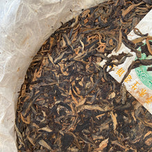 Carica l&#39;immagine nel visualizzatore di Gallery, 2007 NanQiao &quot;Zao Chun Gong Rui - Bu Lang - Qiao Mu Sheng Tai&quot; (Early Spring Tribute Glory - Bulang - Arbor Organic) Cake 357g Puerh Raw Tea Sheng Cha