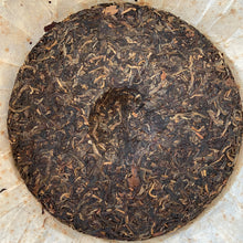 Cargar imagen en el visor de la galería, 2004 ChunMing &quot;Bu Lang - Qiao Mu Sheng Tai&quot; (Bulang - Arbor Organic) Cake 357g Puerh Raw Tea Sheng Cha