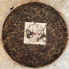 Cargar imagen en el visor de la galería, 2004 ChunMing &quot;Bu Lang - Qiao Mu Sheng Tai&quot; (Bulang - Arbor Organic) Cake 357g Puerh Raw Tea Sheng Cha