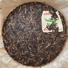 Cargar imagen en el visor de la galería, 2004 ShuangXiong &quot;Ban Zhang - Ming Qian Ya&quot; (Banzhang - Early Spring Bud) Cake 357g Puerh Raw Tea Sheng Cha