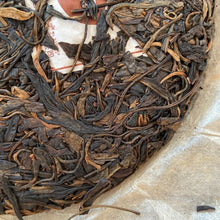 Charger l&#39;image dans la galerie, 2012 TianPu &quot;Yi Wu - Qiao Mu&quot; (Yiwu - Arbor Tree) Cake 357g Puerh Raw Tea Sheng Cha