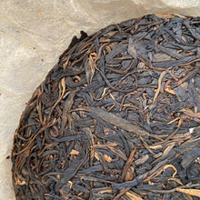 Carica l&#39;immagine nel visualizzatore di Gallery, 2012 TianPu &quot;Yi Wu - Qiao Mu&quot; (Yiwu - Arbor Tree) Cake 357g Puerh Raw Tea Sheng Cha