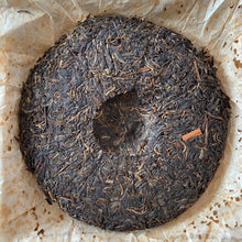 Carica l&#39;immagine nel visualizzatore di Gallery, 2005 LiMing &quot;Sheng Tai Gong Bing&quot; (Organic Tribute Cake) Cake 357g Puerh Sheng Cha Raw Tea, Meng Hai.