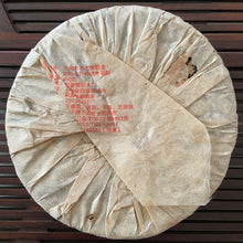 Carica l&#39;immagine nel visualizzatore di Gallery, 2005 LiMing &quot;Zhen Pin - Ban Zhang &amp; Yi Wu &amp; Jing Mai &quot; (Premium - Banzhang &amp; Yiwu &amp; Jingmai) Cake 357g Puerh Sheng Cha Raw Tea