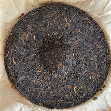 Charger l&#39;image dans la galerie, 2005 LiMing &quot;Zhen Pin - Ban Zhang &amp; Yi Wu &amp; Jing Mai &quot; (Premium - Banzhang &amp; Yiwu &amp; Jingmai) Cake 357g Puerh Sheng Cha Raw Tea