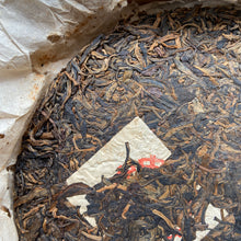 Charger l&#39;image dans la galerie, 1999 CNNP Puerh - LaoTongZhi &quot;Hong Yin - Cai Fei - Dan Fei&quot; (Red Mark - Cut Mark - Single Fei) Cake 380g Puerh Raw Tea Sheng Cha