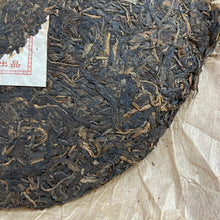 Charger l&#39;image dans la galerie, 2005 LaoManEr &quot;Yue Jiu Yue Chun - Ban Zhang - Zao Chun Jin Ya&quot; (The Older The Better - Banzhang - Early Spring Golden Bud) 357g Puerh Sheng Cha Raw Tea