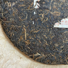 Laden Sie das Bild in den Galerie-Viewer, 2005 LaoManEr &quot;Yue Jiu Yue Chun - Ban Zhang - Zao Chun Jin Ya&quot; (The Older The Better - Banzhang - Early Spring Golden Bud) 357g Puerh Sheng Cha Raw Tea