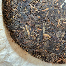Cargar imagen en el visor de la galería, 2005 TuLinFengHuang &quot;Wu Liang Shan - Lao Shu Chun Cha&quot; (Wuliang Mountain - Spring Old Tree) Cake 357g Puerh Raw Tea Sheng Cha
