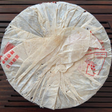 Cargar imagen en el visor de la galería, 2006 XingHai &quot;Pu Er Wang - Ban Zhang - Qiao Mu&quot; (King Puerh - Banzhang - Arbor) Cake 357g Puerh Raw Tea Sheng Cha