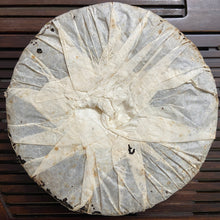 Charger l&#39;image dans la galerie, 2003 NanNuoShan &quot;Jin Gang- Nan Nuo Shan&quot; (NanNuo Mountain Old Tree) Cake 357g Puerh Raw Tea Sheng Cha