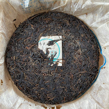 Carica l&#39;immagine nel visualizzatore di Gallery, 2010 JingLong &quot;Yi Wu Shan Yun- Qiao Mu&quot; (Yiwu Mountain Flavor - Arbor) Cake 357g Puerh Raw Tea Sheng Cha