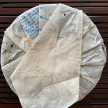 Cargar imagen en el visor de la galería, 2010 JingLong &quot;Yi Wu Shan Yun- Qiao Mu&quot; (Yiwu Mountain Flavor - Arbor) Cake 357g Puerh Raw Tea Sheng Cha
