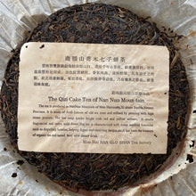 Laden Sie das Bild in den Galerie-Viewer, 2003 NanNuoShan &quot;Jin Gang- Nan Nuo Shan&quot; (NanNuo Mountain Old Tree) Cake 357g Puerh Raw Tea Sheng Cha