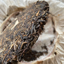 Cargar imagen en el visor de la galería, 2003 NanNuoShan &quot;Jin Gang- Nan Nuo Shan&quot; (NanNuo Mountain Old Tree) Cake 357g Puerh Raw Tea Sheng Cha