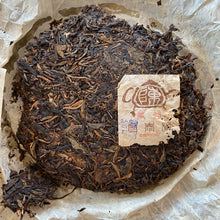 Load image into Gallery viewer, 2004 ChangTai &quot;Chang Tai Hao - Ye Sheng Ji Pin - Jin Jing Gu&quot; ( Wild Premium - Golden Jinggu)  Cake 400g Puerh Raw Tea Sheng Cha