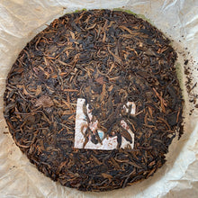 Laden Sie das Bild in den Galerie-Viewer, 2004 ChangTai &quot;Chang Tai Hao - Ye Sheng Ji Pin - Bu Lang&quot; ( Wild Premium - Bulang)  Cake 400g Puerh Raw Tea Sheng Cha