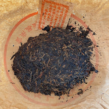 Charger l&#39;image dans la galerie, 2003 ChangTai &quot;Hong Tai Chang - Yuan Nian&quot; (Yiwu Tea) Cake 380g Puerh Raw Tea Sheng Cha