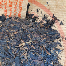 Charger l&#39;image dans la galerie, 2003 ChangTai &quot;Hong Tai Chang - Yuan Nian&quot; (Yiwu Tea) Cake 380g Puerh Raw Tea Sheng Cha