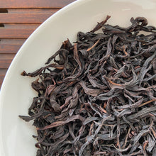 Laden Sie das Bild in den Galerie-Viewer, 2023 Spring FengHuang DanCong &quot;Song Zhong - Lao Cong&quot; (Songzhong - Old Tree) S+ Grade Oolong, Medium- Heavy Roasted, Loose Leaf Tea, Wu Dong, Chaozhou