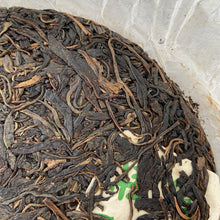 Cargar imagen en el visor de la galería, 2011 NaHong &quot;Yi Wu Gu Shu&quot; (Yiwu Old Tree) Cake 357g Puerh Raw Tea Sheng Cha