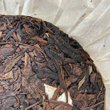 Cargar imagen en el visor de la galería, 2006 HongZiPai &quot;Yi Wu - Gu Shu - Huang Pian&quot; (Yiwu - Old Tree - Yellow Leaf) 357g Puerh Raw Tea Sheng Cha