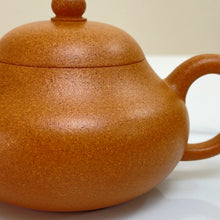 Load image into Gallery viewer, Fully Handmade, Yixing Li Xing (Pear Shape) Teapot 150ml, Duan Ni Clay / Mud - photo 11