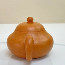 Load image into Gallery viewer, Fully Handmade, Yixing Li Xing (Pear Shape) Teapot 150ml, Duan Ni Clay / Mud - photo 4