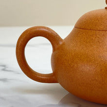 Load image into Gallery viewer, Fully Handmade, Yixing Li Xing (Pear Shape) Teapot 150ml, Duan Ni Clay / Mud - photo 7