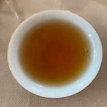 Charger l&#39;image dans la galerie, 1999 CNNP Puerh - LaoTongZhi &quot;Hong Yin - Cai Fei - Dan Fei&quot; (Red Mark - Cut Mark - Single Fei) Cake 380g Puerh Raw Tea Sheng Cha
