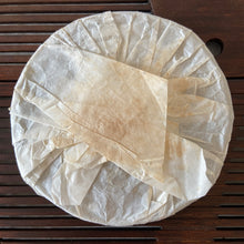 Laden Sie das Bild in den Galerie-Viewer, 2009 XiaGuan &quot;Yin Song He&quot; (Silver Pine &amp; Crane ) Cake 357g Puerh Raw Tea Sheng Cha