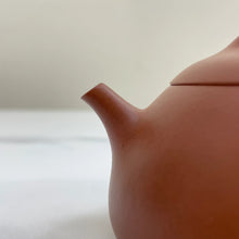Load image into Gallery viewer, Yixing Dong Xin · Qin Quan Teapot 120ml, Zhu Ni Clay / Mud - photo 4