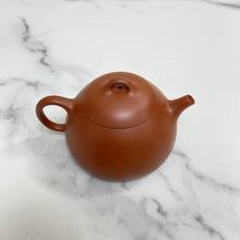 Load image into Gallery viewer, Yixing Dong Xin · Qin Quan Teapot 120ml, Zhu Ni Clay / Mud - photo 9