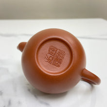 Load image into Gallery viewer, Yixing Gong Deng Teapot 125ml, Zhu Ni Clay / Mud - photo 6